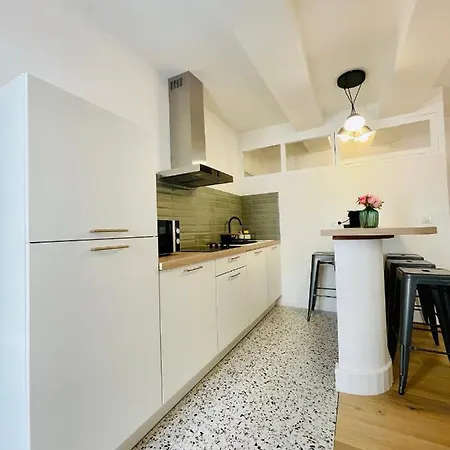 Superbe T2 En Plein Centre D'ajaccio, Rue Fesch